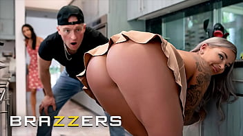 Brazzers – Hayley Davies, Koki Jalang Yang Menggoda Suami Temannya Dan Merusak Makan Malam Anniversary Mereka Dengan Aksi Mesum Yang Hot