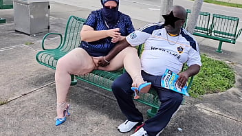 Jilbab Muslim Milf Biarkan Orang Asang Di Halte Bus Muncrat Dua Kali Di Bibir Pussynya Yang Tebal Dan Gendut (di Depan Umum) Bbw Ssbbw