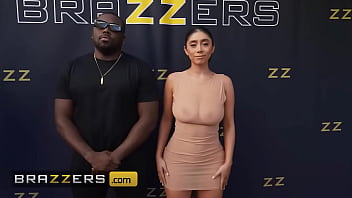 Violet Myers Memamerkan Lubang Pantatnya Untuk Paparazi