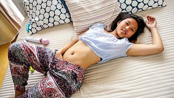 Pemburu Kenikmatan – May Thai, Gadis Asia Manis, Mengejar Klimaks Liar Dengan Getaran Vibrator