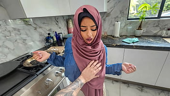 Istri Berhijab Yang Bergairah Ingin Menyelamatkan Pernikahannya Dengan Belajar Memberikan Oral Dan Berbicara Kotor – Hijablust