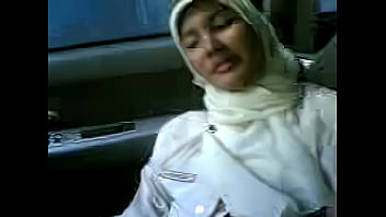 Jilbab Panas Di Dalam Mobil