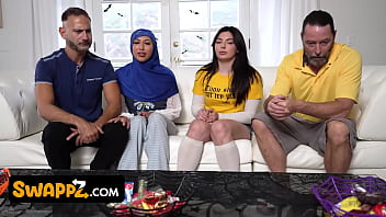 Putri Jalang: Sahabat Muslimah Dan Gadis Putih Berdandan Di Halloween Untuk Meniduri Ayah Tiri Mereka