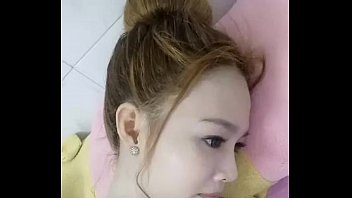 Putri Vietnam Memamerkan Payudara Dan Memperlihatkan Kemolekan Tubuhnya