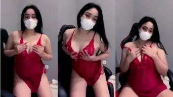 Miss Dhea Bergantung Dengan Lingerie Merah Transparan Yang Menggoda