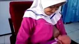 Siswi Kebidanan Yang Berlatih Menyusui Dengan Penuh Gairah