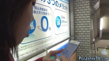 Wanita Asia Mengocok Kontol Di Stasiun Kereta Bawah Tanah