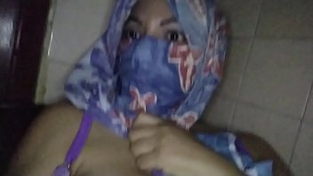 Arab Milf Berhijab Mengocok Memek Sendiri Saat Suami Di Kamar Lain, Memek Mertua Berhijab Ini Muncrat Deras