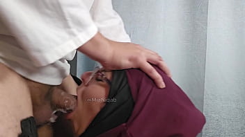 Mia Berjilbab Penuh Dihardcore Throatfuck Sampai Tumpah Ruah