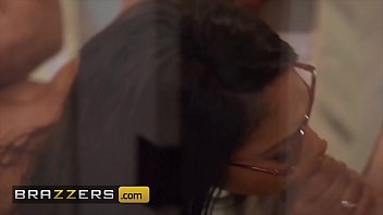 Lala Ivey, Remaja Nakal Yang Menggila Dengan Dua Pria Dalam Orgy Seru