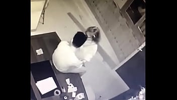 台湾化工厂驻越南海防的业务副理，竟在副总办公桌上狂操越南妹