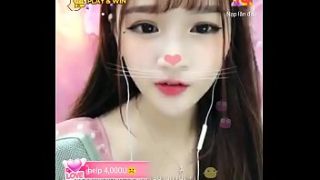 Gadis Seksi Vietnam Menggoda Di Livestream Uplive