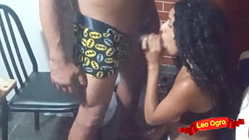 Masturbando O Amigo Ao Lado Da Namorada Lésbica