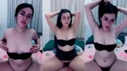 Rosa Makin Hot Dan Ganas Pose Ngangkang Menggoda