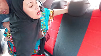 Ibu Tiri Berhijab Digoyang Di Dalam Mobil