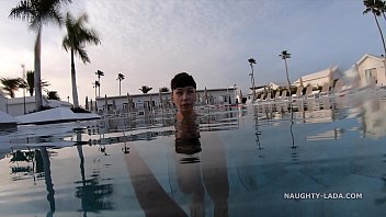 Baju Renang Transparan Basah Yang Menggoda Di Kolam Umum