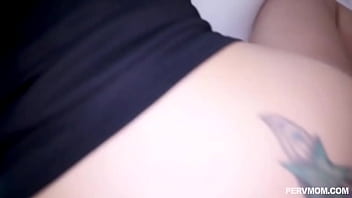 Ibu Tiri Seksi Mengizinkan Anak Tirinya Meniduri Memek Milfnya Sesuka Hati