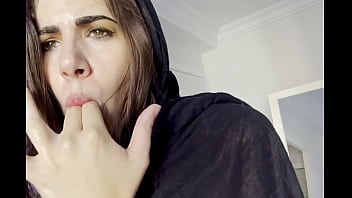 Putri Arab Menggoda Dengan Jari Basahnya, Mengirim Rekaman Panas Untuk Pacar Yang Menunggu.