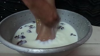 Kaki-kaki Seksi Wanita India Yang Menggoda
