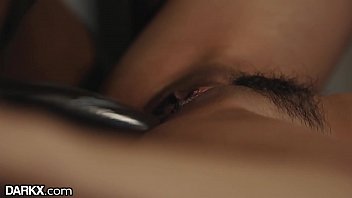 Gadis Asia Mungil Berikan Pijat Penuh Gairah Pada Pria Berpenis Besar