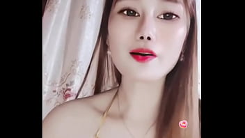 Gadis Remaja Vietnam Menggoyang Tubuh Di Bigo