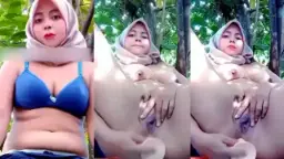 Gadis Berhijab Menggoda Mengocek Dubur Di Kebun