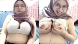 Jilbab Manis Berkacamata Pamer Puting Montok