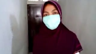 Jilboobs Berbalut Masker, Menggoda Sambil Mengocok