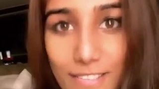 Poonam Pandey Nyalip Puting Payudara Saat Live Instagram