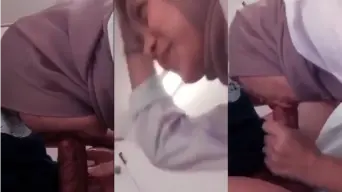 Ukhti Cantik Tersenyum Manis Lalu Melayani Dengan Mulut Penuh Nafsu