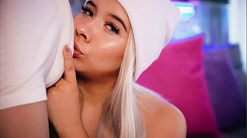 Blonde Genit Panas Ingin Mengulum Kontol Pacarnya Secara Langsung