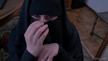 Kesepakatan Abad Ini Ditutup Dengan Ciuman Arab Berjilbab Yang Menggairahkan – Lilimissarab