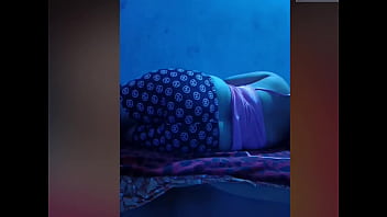 Desi Bhabi Didorong-dorong Sampai Terguncang Saat Siaran Langsung