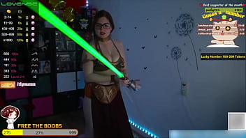 Gadis Seksi Leia Organa Cosplay Dari Star Wars Memamerkan Keahliannya Menggoyang “pedang”
