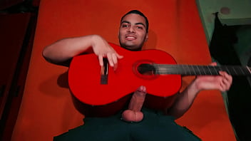 Menggesek Gitar Yamaha C-80 Berbentuk Kapak Gaya Spanyol Di Atas Kontol Besar Yang Menggoda Dengan Latar Warna Oranye