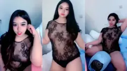 Helena Carlin Mengenakan Gaun Transparan Yang Membayangkan Tubuh Seksi