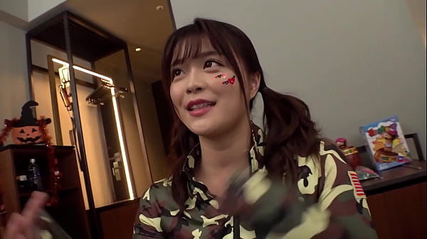 爆乳とハミ尻で誘惑！19歳のプリップリ柔肌が悩殺コスプレ