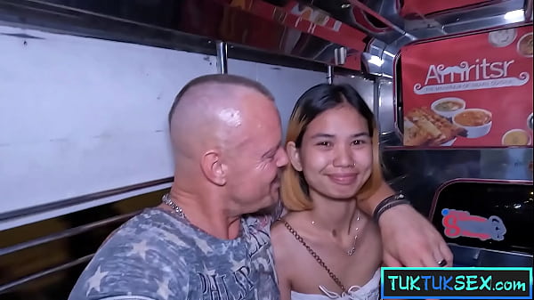 Gadis Thailand Mungil Dijemput Naik Tuk Tuk Di Pattaya Untuk Main Ranjang