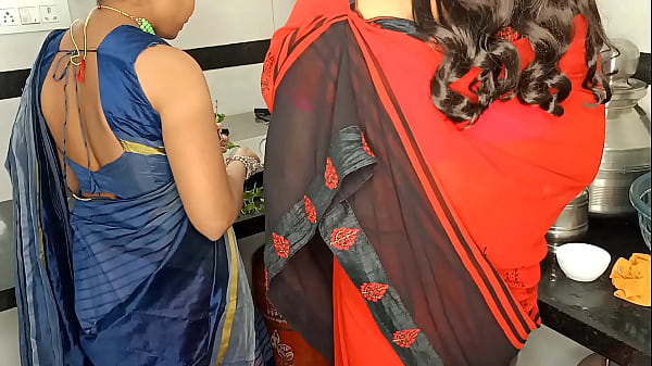 कोमल और उनकी सास रसोई में गर्म माहौल में एक साथ काम कर रही थीं
