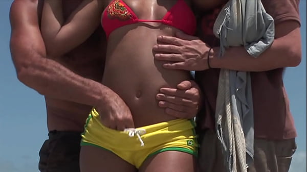 Tiga Badan Bergelora Di Pantai Dengan Ibu Muda Berkulit Gelap