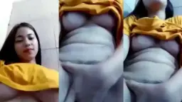 Gadis Remaja Dada Montok Mengenakan Baju Kuning