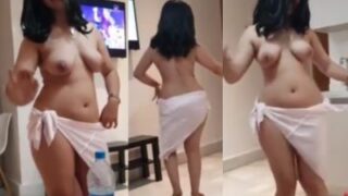 Gadis Seksi Menggoyang Tubuh Telanjang Diiringi Lagu Bollywood Yang Menggairahkan