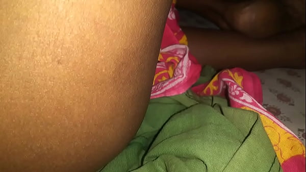 Ibu India Yang Menggoda Dengan Tubuh Seksi