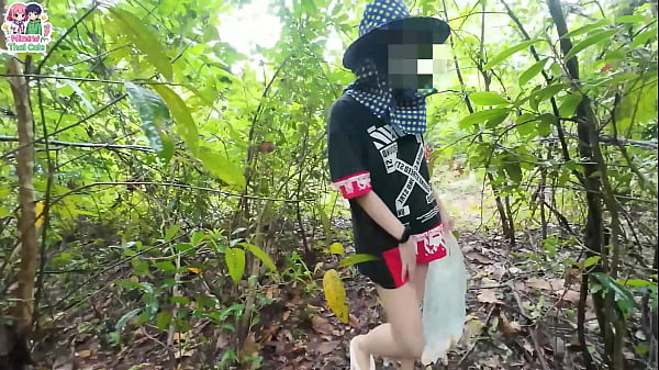 สาวไทยใจกล้าเปลือยกายโชว์จุดซ่อนเร้นกลางทุ่งโล่ง
