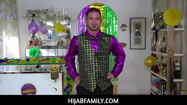 Violet Gems, Si Gadis Berhijab, Menikmati Sesi Manik-manik Panas Sebelum Mengasah Keahlian Oralnya Untuk Nicky