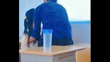 Ngentot Teman Sekelas Di Dalam Kelas Langsung