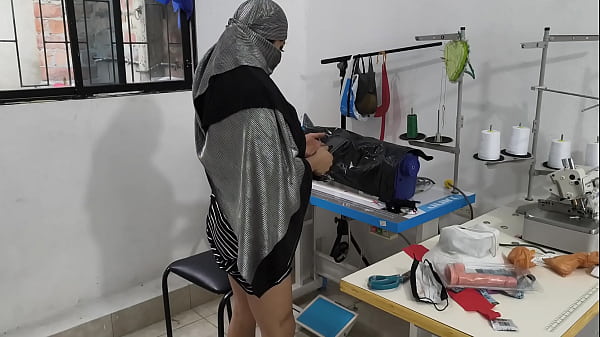 Penjahit India Merangsang Diri Dengan Nikmat Di Bengkel Pakaian