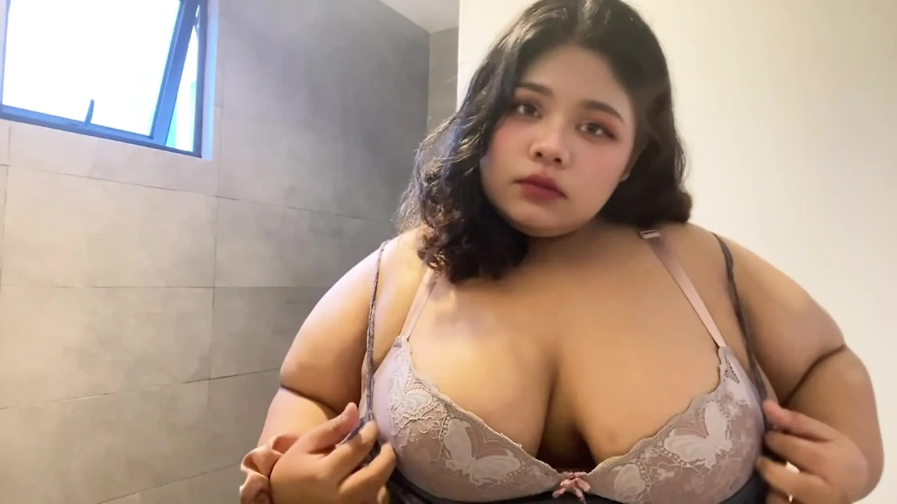 Ajsxx99 – She Took Off Her Hijab To Show Off Her Beautiful Asian And Tanned Body.