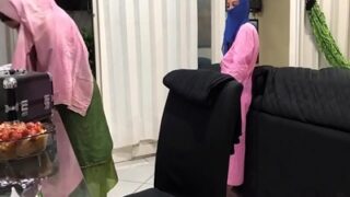 Si Raksasa Mesum Mengocok Kontolnya Di Depan Anak Tiri Berhijab