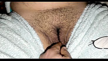 سكس سعودي ساخن: كفيل مثير ينيك زوجته السواق بشهوة جامدة في كسها المشعر